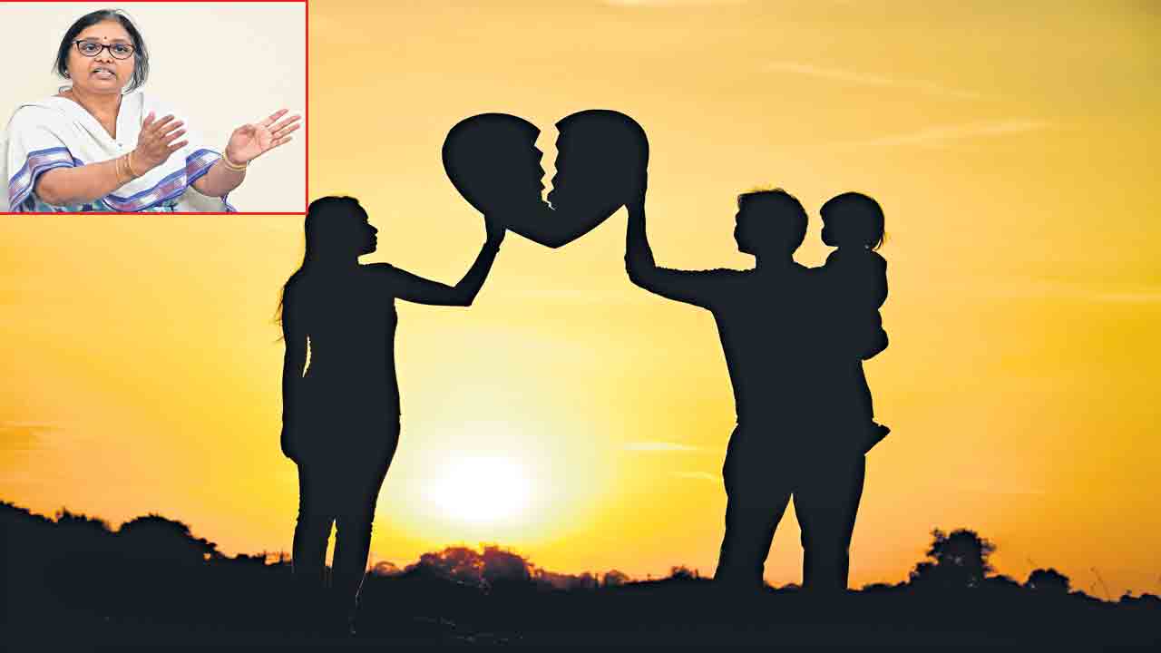 ఇద్దరి మధ్య.. ఈమె సయోధ్య