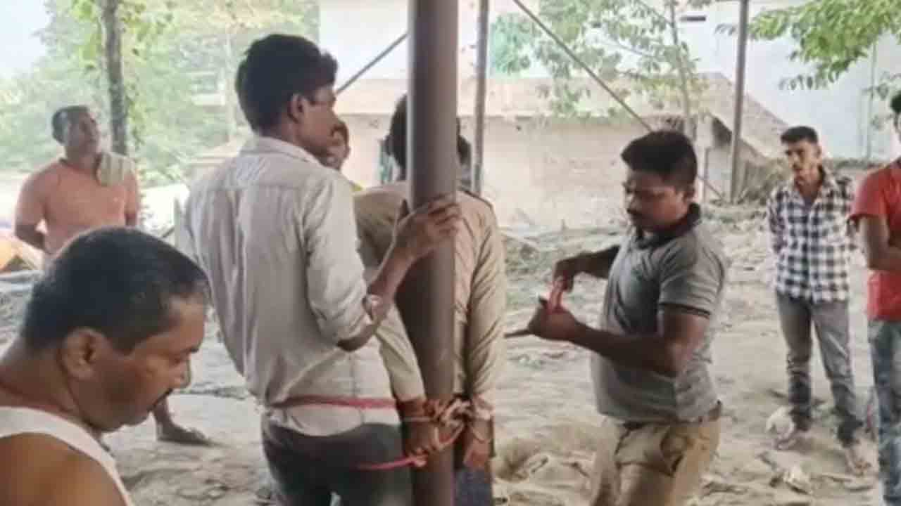 ఇనుము ఎత్తుకెళ్తున్నారని.. ఇద్దరు వ్యక్తులను స్తంభానికి కట్టేసి కొట్టారు