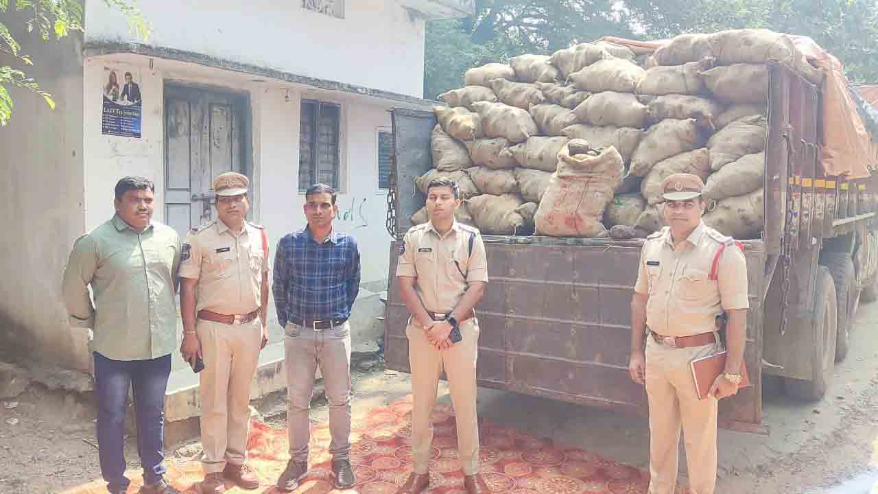 మహబూబాబాద్‌లో 25 టన్నుల నల్లబెట్టం పట్టివేత