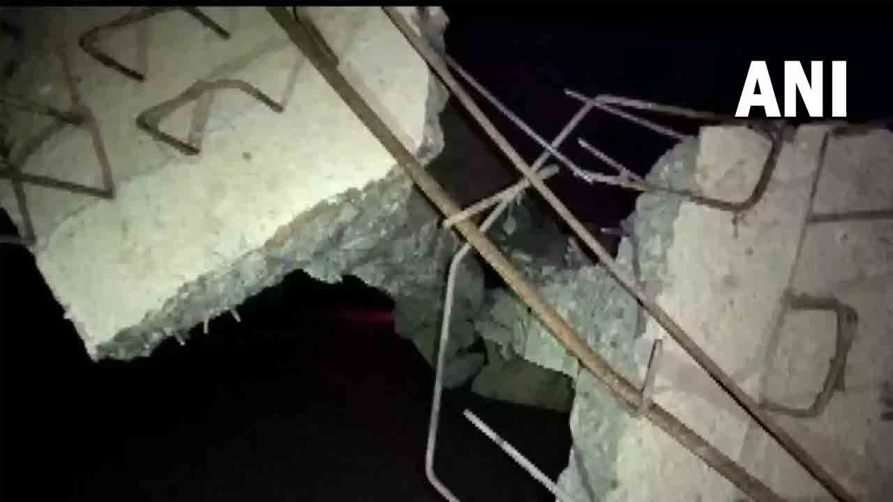 నిర్మాణంలో ఉన్న వంతెన కూలి ఇద్దరు కూలీల మృతి.. శిథిలాల కింద మరికొందరు కార్మికులు!