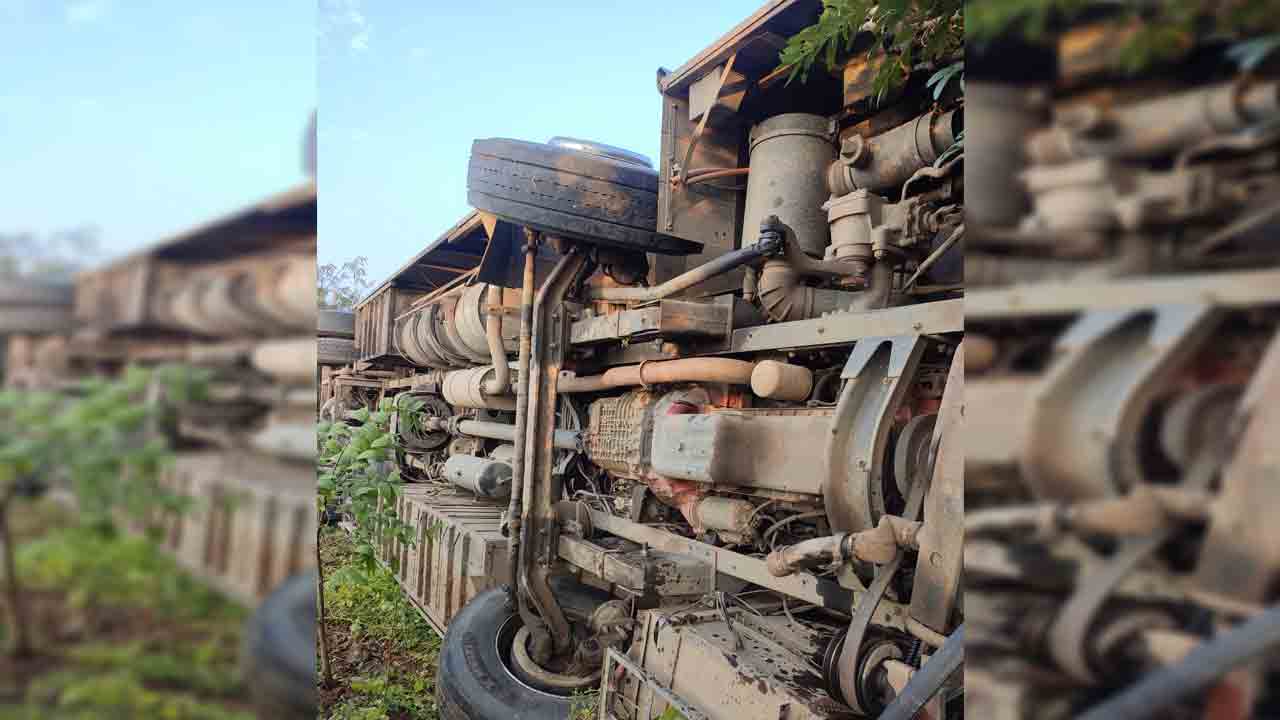 మహబూబ్‌నగర్‌లో జాతీయ రహదారిపై ప్రైవేటు ట్రావెల్‌ బస్‌ బోల్తా.. 40 మందికి గాయాలు