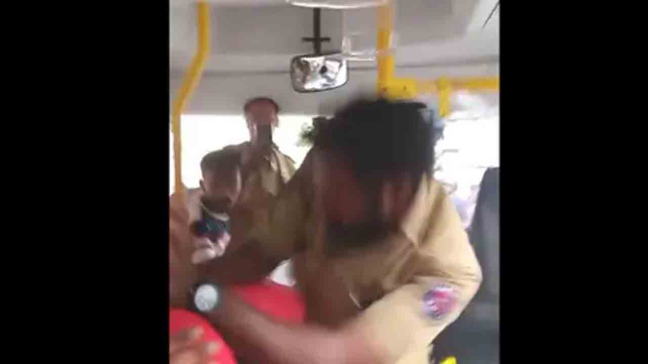 Watch: మిడిల్‌ ఫింగర్‌ చూపించిన బైకర్‌.. చితక్కొట్టిన బస్సు డ్రైవర్‌