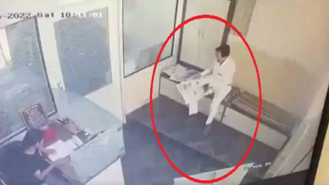 Watch: ఆసుపత్రిలో పేపర్‌ చదువుతూ… కుప్పకూలి వ్యాపారవేత్త మృతి