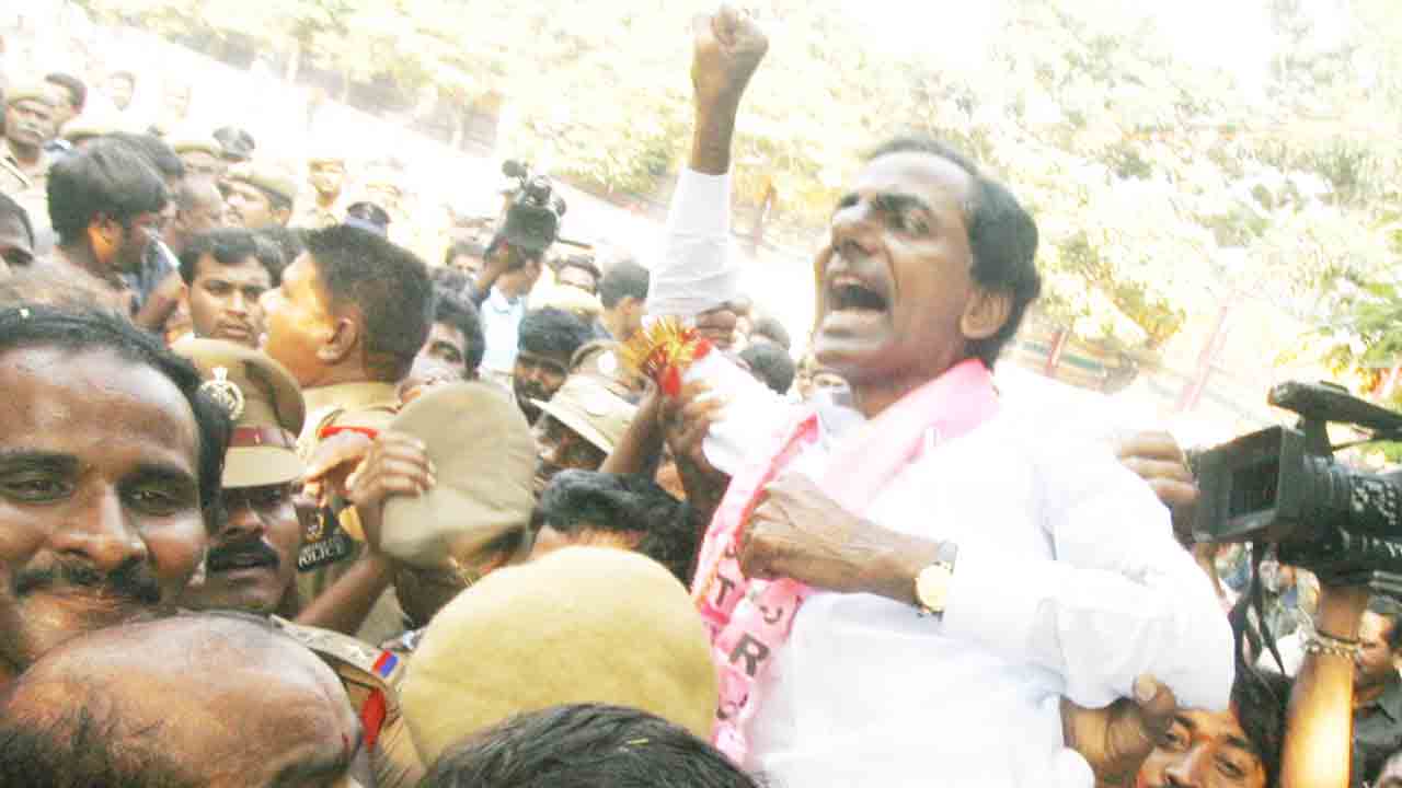 ఒకే ఒక్కడు.. ప్రజాస్వామ్య పరిరక్షణకు కదిలిన దీక్షాదక్షుడు