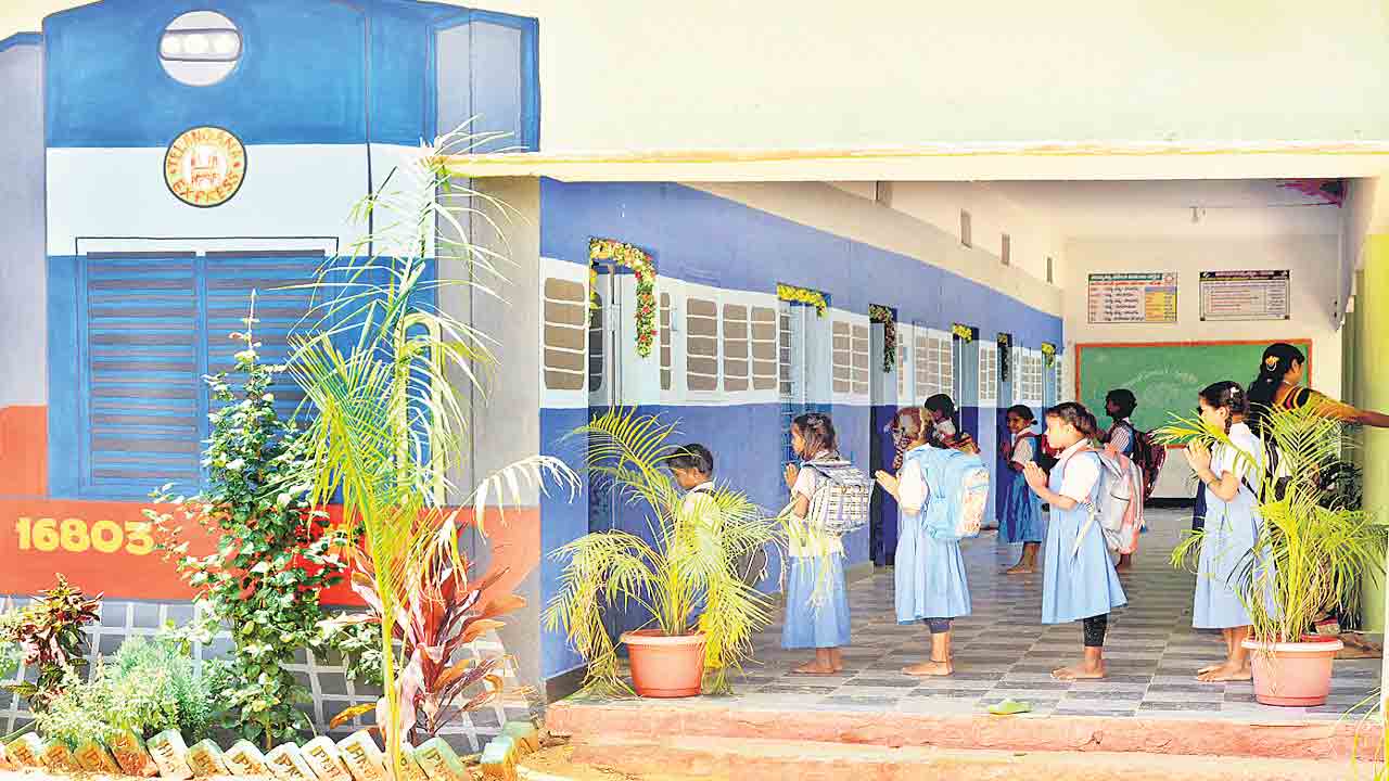 రైలు బడి.. ఆకట్టుకుంటున్న ఆరేపల్లి ఎంపీపీఎస్‌