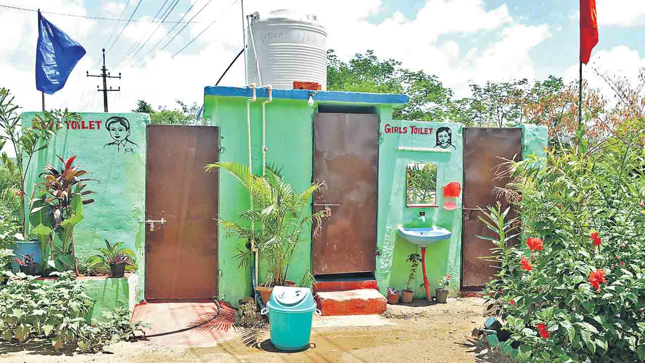 బడి టాయిలెట్లలో తెలంగాణ గ్రేట్‌