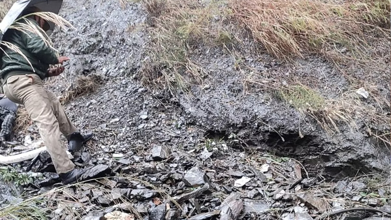 కారు లోయలోపడి ఒకే కుటుంబానికి చెందిన నలుగురు దుర్మరణం