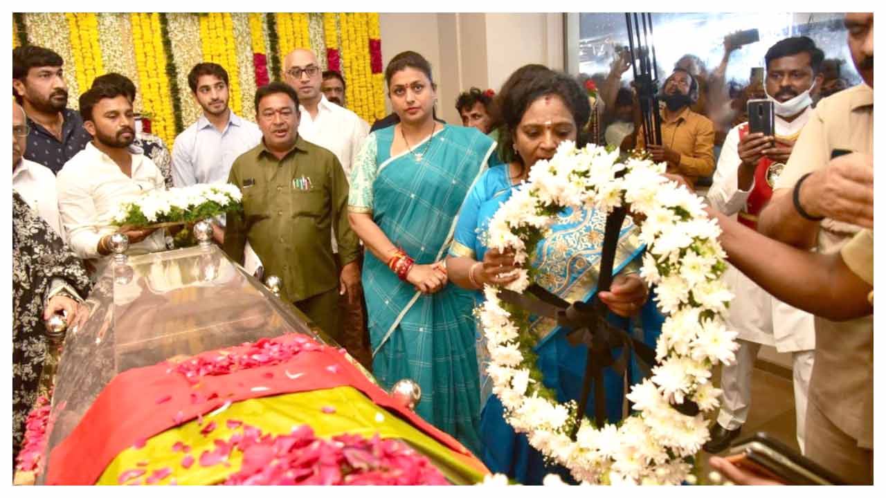 సూపర్‌స్టార్ కృష్ణకు అంతిమ నివాళులు అర్పించిన రాజకీయ, సినీ ప్రముఖులు.. Part 3