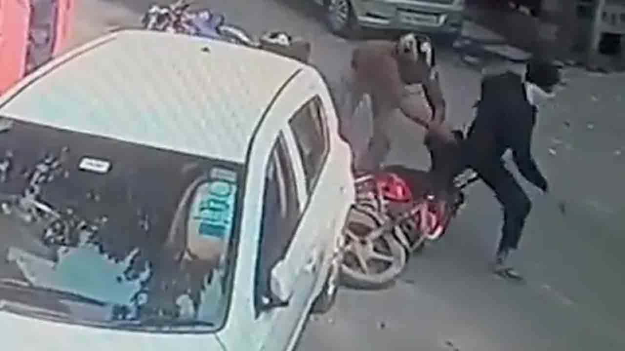 Watch: బైక్‌పై పారిపోతున్న చైన్‌ స్నాచర్‌ను పట్టుకున్న పోలీస్‌ కానిస్టేబుల్‌.. వీడియో వైరల్‌