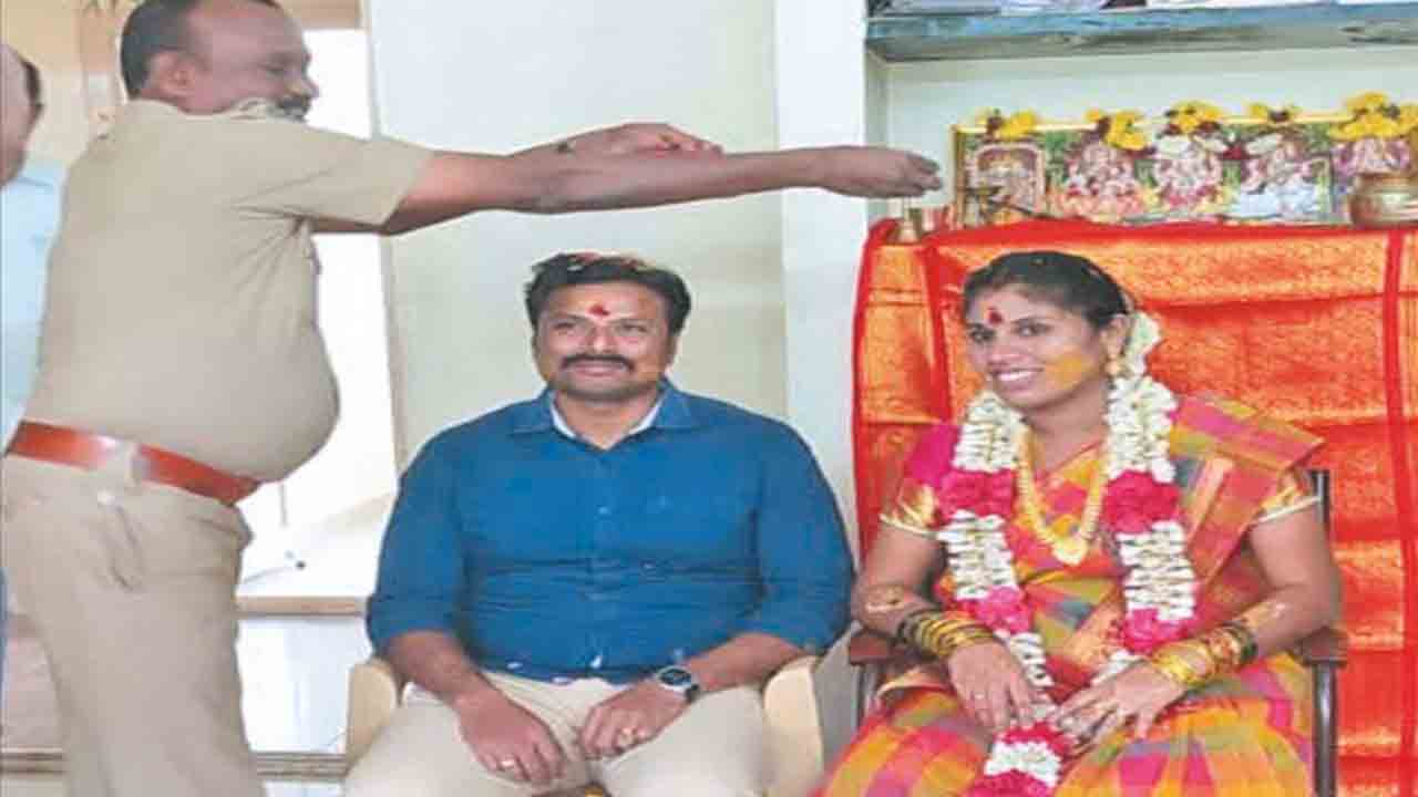 Baby Shower | పోలీసు స్టేషన్‌లో మహిళా కానిస్టేబుల్‌కు సీమంతం..!