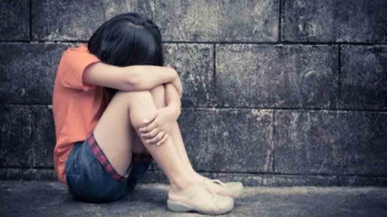 ట్యూషన్‌కు వచ్చిన చిన్నారులను వేధిస్తున్న టీచర్‌ తండ్రి.. అరెస్ట్‌