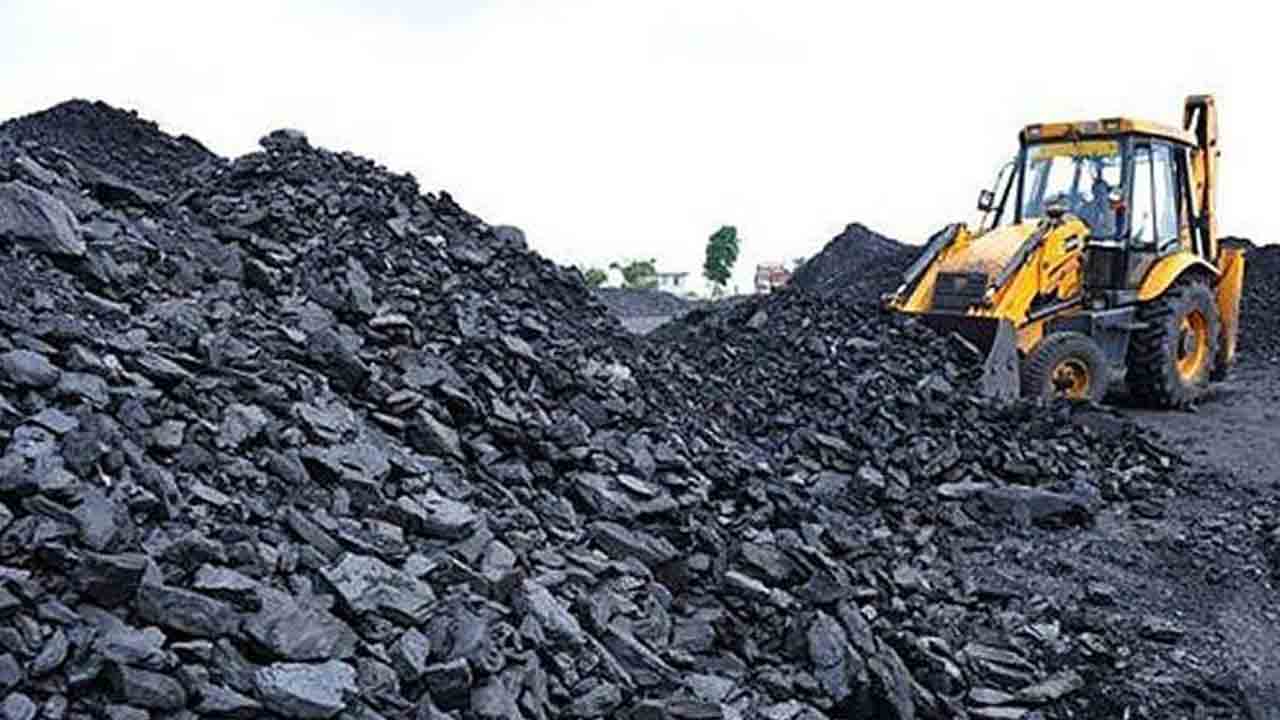 ‘ప్రైవేటుకే’ తవ్వి పోస్తున్నారు