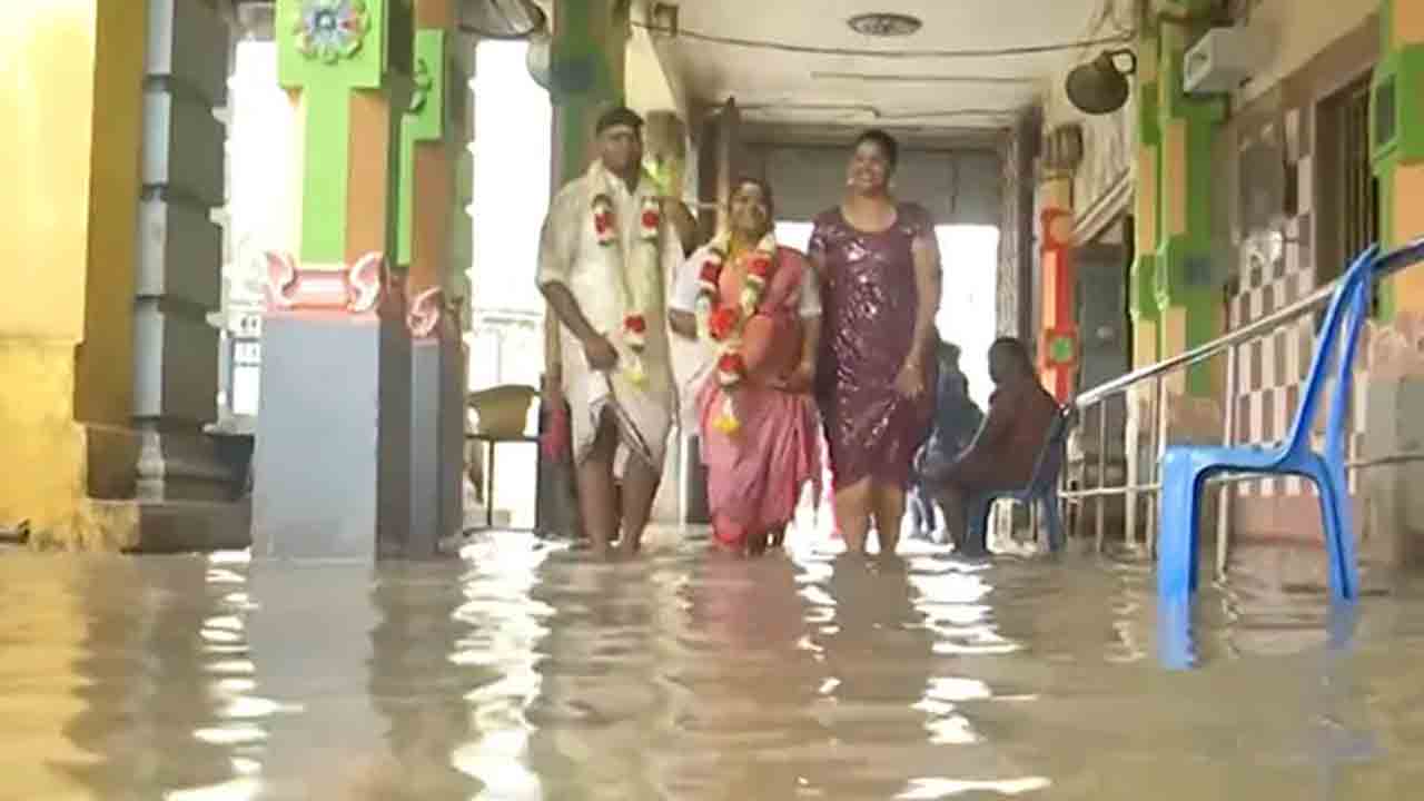 Video: భారీ వర్షాన్ని లెక్కచేయని జంటలు.. నీట మునిగిన ఆలయంలో వివాహాలు