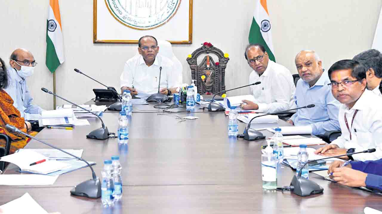 ఎయిర్‌పోర్ట్‌ మార్గంలో రోడ్డు విస్తరణ పనులు డిసెంబర్‎లోగా పూర్తికావాలి