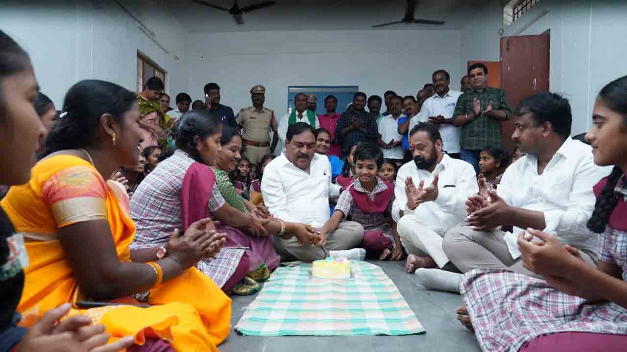 బాలల భవిష్యత్‌కు సీఎం కేసీఆర్‌ బంగారు బాటలు : మంత్రి దయాకర్‌రావు