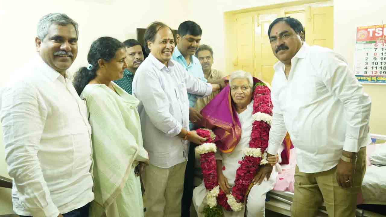 చుక్కా రామయ్యను సన్మానించిన మంత్రి దయాకర్‌రావు