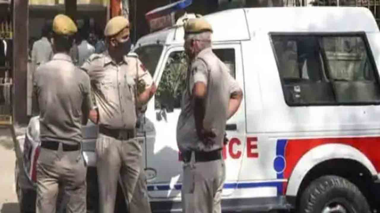 బాంబు పెట్టామని బెదిరింపు..! పాఠశాలను ఖాళీ చేయించిన యాజమాన్యం..!