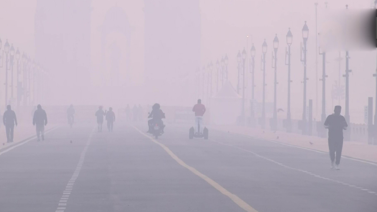 Delhi Air Quality | ఢిల్లీలో పడిపోయిన గాలి నాణ్యత… నగరంపై దట్టంగా కమ్మేసిన   పొగమంచు