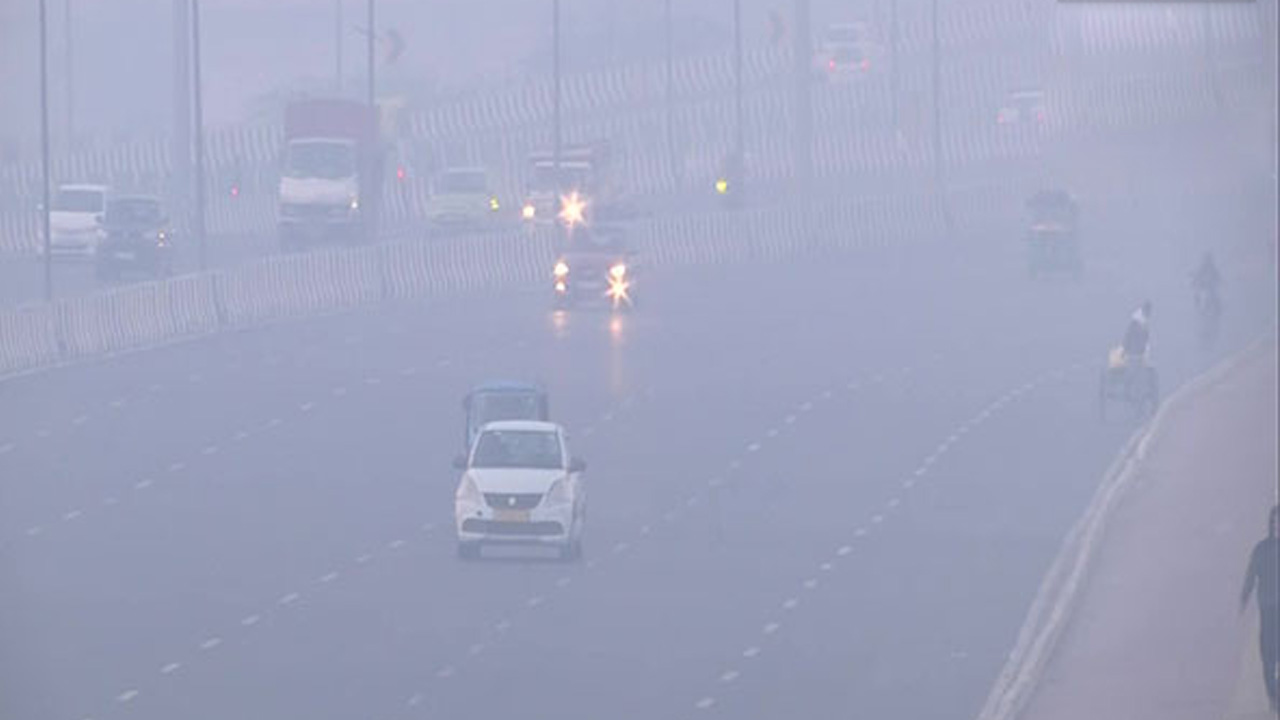 ఢిల్లీలో దట్టంగా పొగమంచు.. ఆధ్వాన్నంగా గాలి నాణ్యత