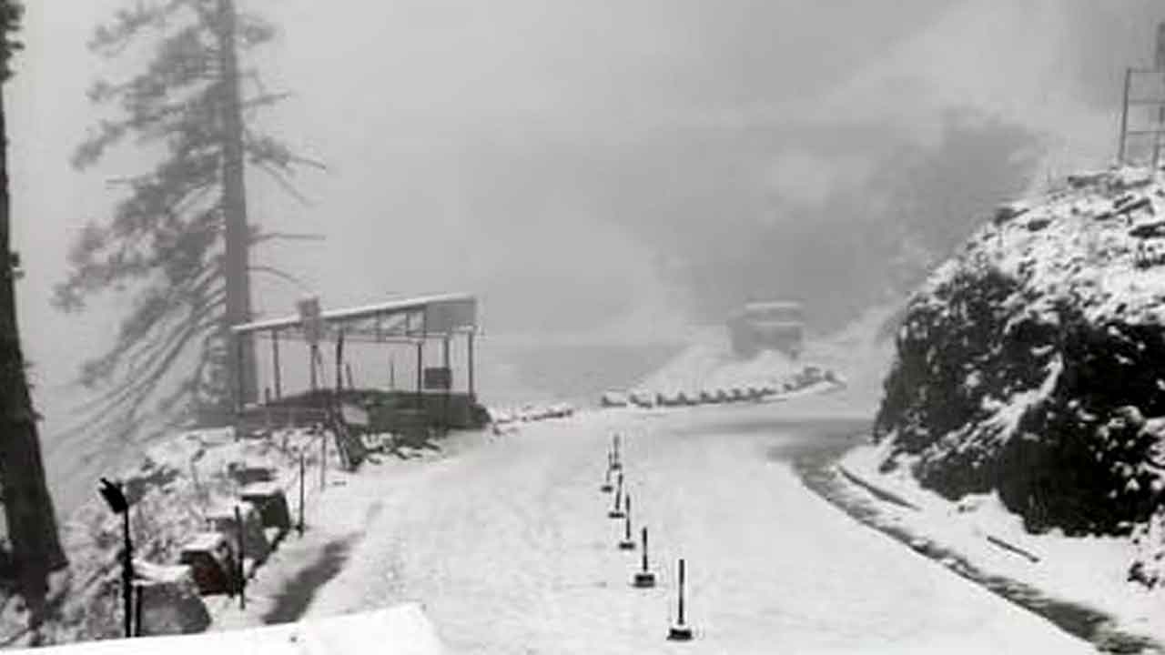 Snowfall @ Kashmir | కశ్మీర్‌లో భారీగా హిమపాతం.. మొఘల్‌ రహదారి మూసివేత