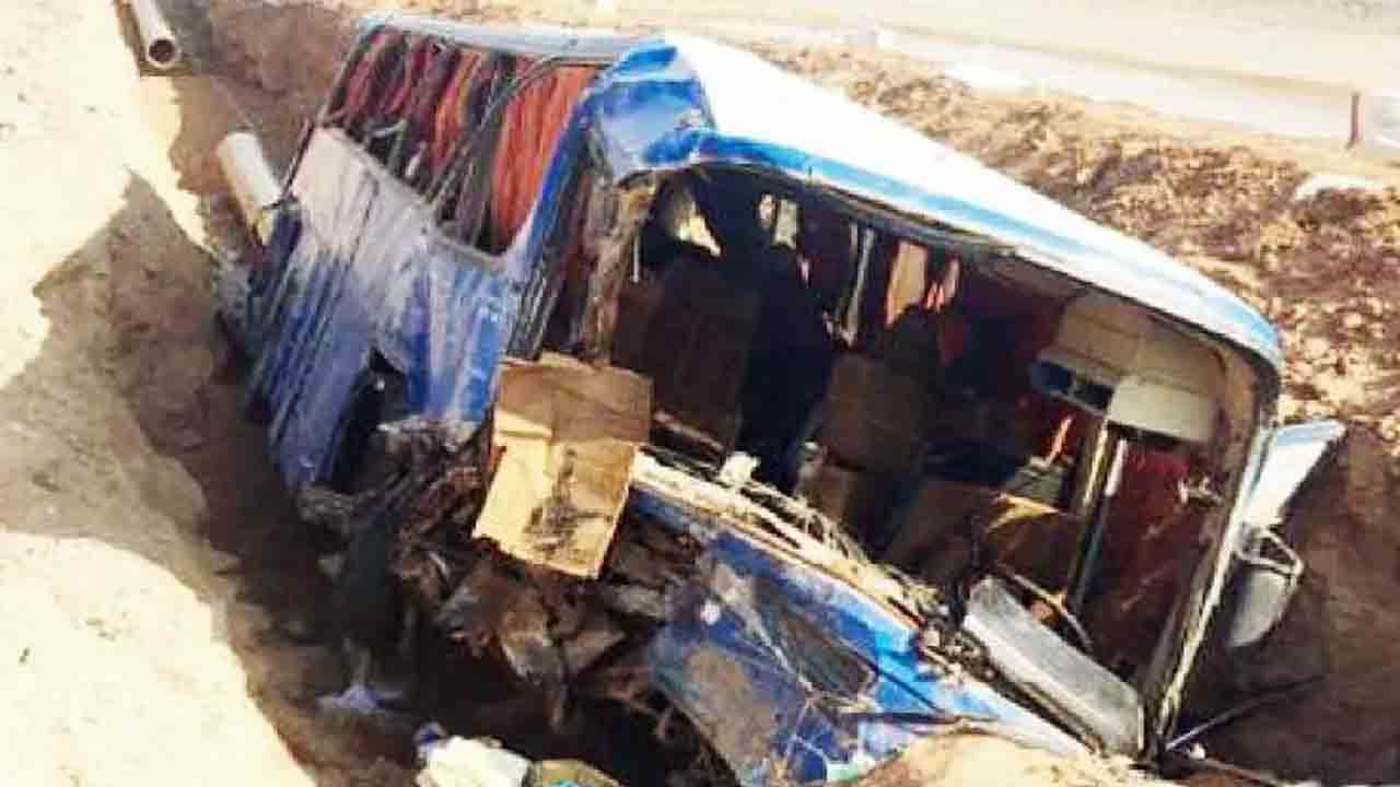 ఈజిప్టులో ఘోర రోడ్డు ప్రమాదం.. మినీ బస్సు బోల్తాపడి 19 మంది దుర్మరణం