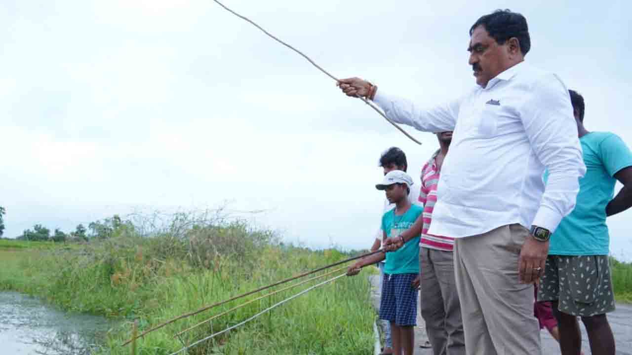 మత్స్యకారుల జీవితాల్లో వెలుగులు: మంత్రి ఎర్రబెల్లి