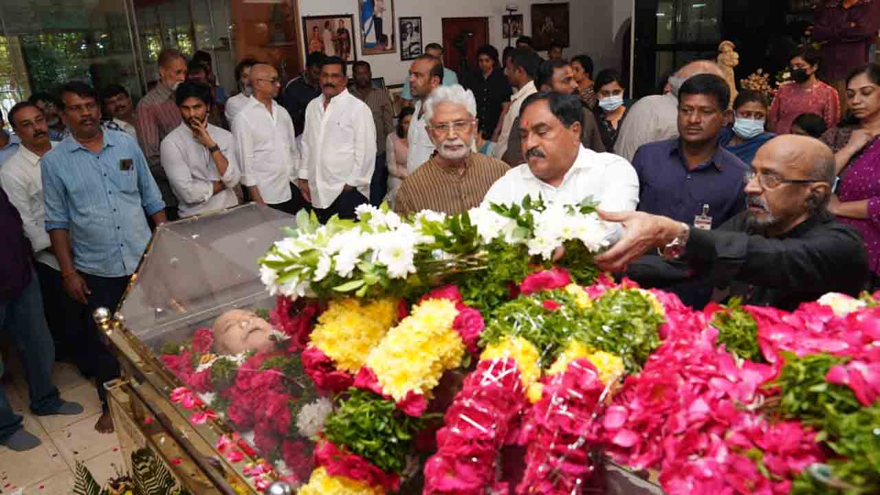 సూపర్‌స్టార్‌ కృష్ణకు శ్రద్ధాంజలి ఘటించిన మంత్రి ఎర్రబెల్లి