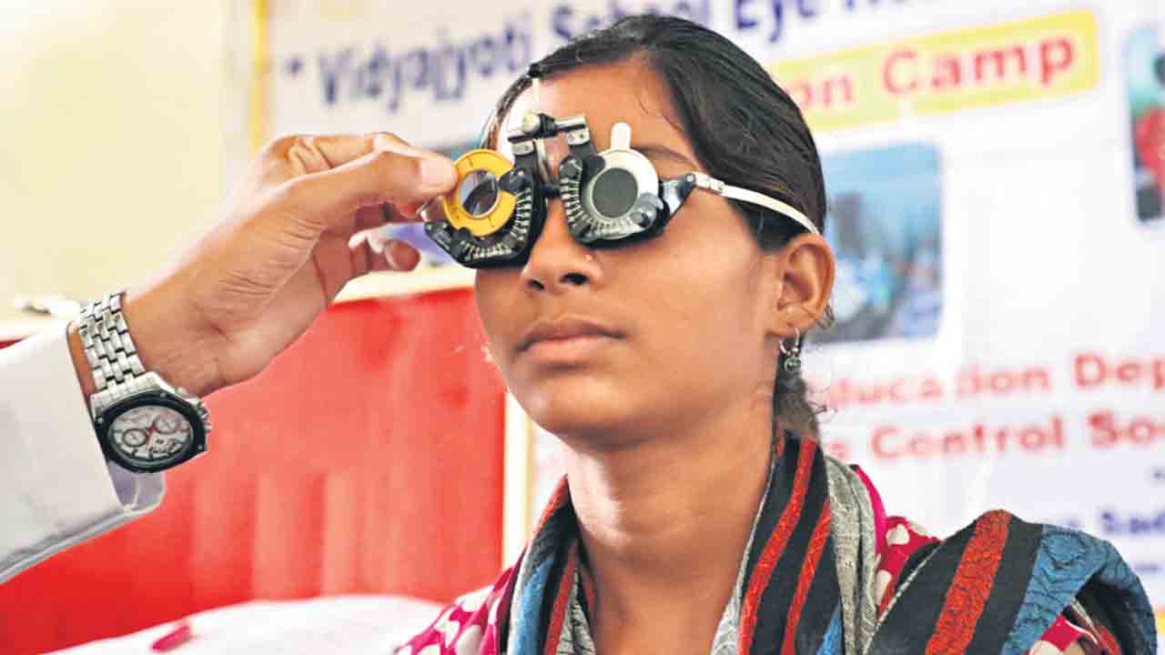 బడి పిల్లలకు కంటివెలుగు