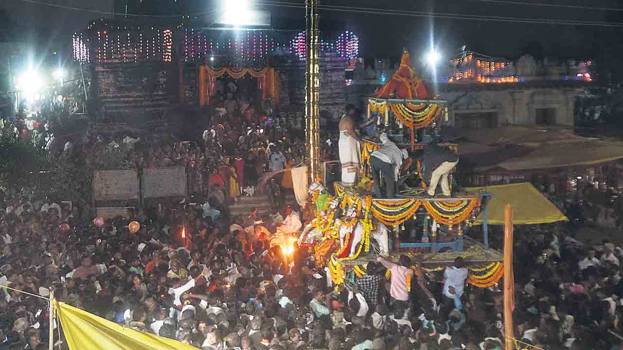 వైభవంగా శ్రీమన్నారాయణ రథోత్సవం