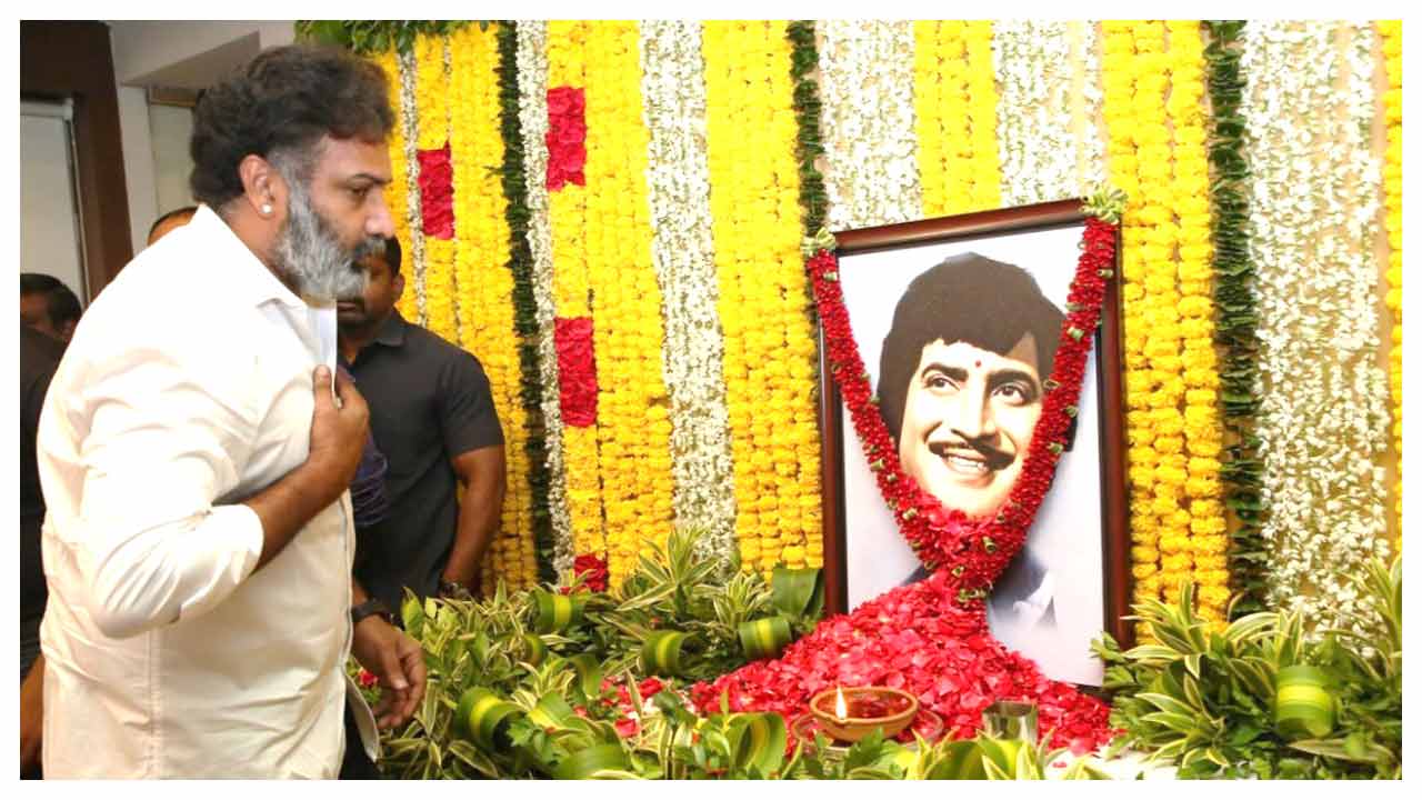 సూపర్‌స్టార్ కృష్ణకు కడసారి కన్నీటి వీడ్కోలు.. ఫొటోలు Part 3