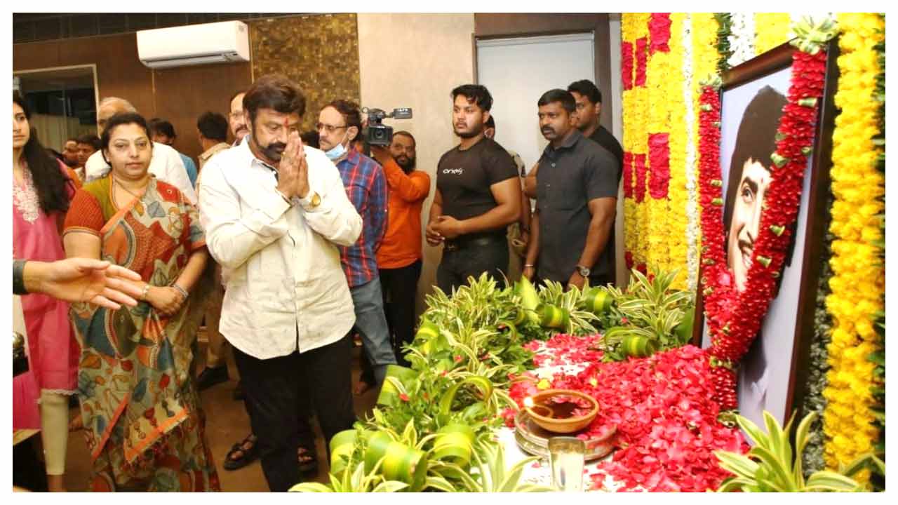 సూపర్‌స్టార్ కృష్ణకు కడసారి కన్నీటి వీడ్కోలు.. ఫొటోలు Part 2