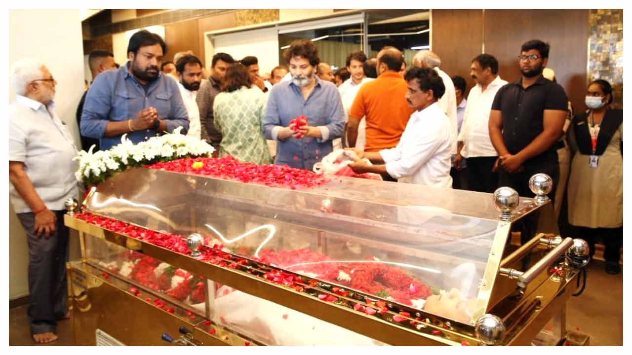 సూపర్‌స్టార్ కృష్ణకు కడసారి కన్నీటి వీడ్కోలు.. ఫొటోలు Part 1