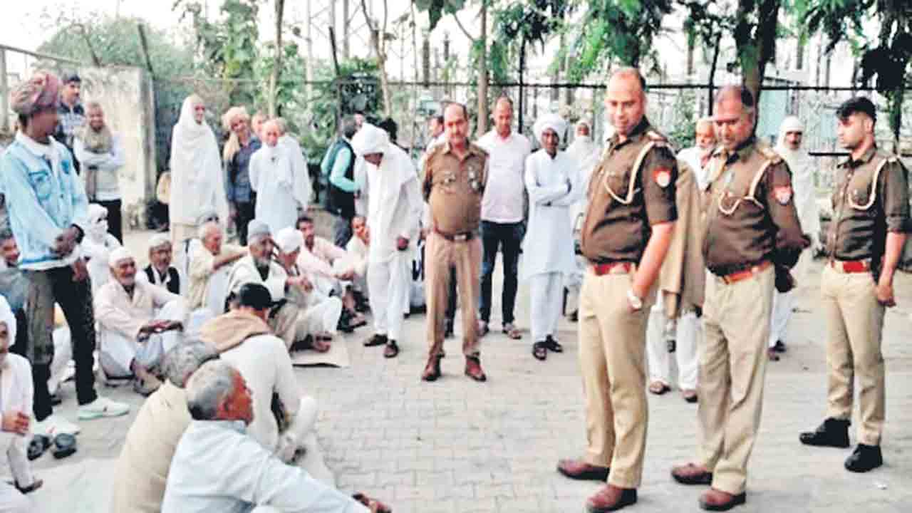 మీటర్లు పీకి పడేశారు.. బీజేపీపై యూపీ రైతన్నల తీవ్ర ఆగ్రహం