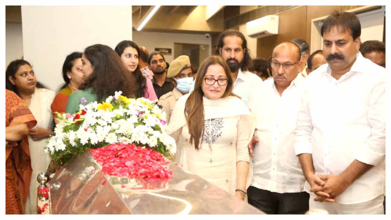 సూపర్‌స్టార్ కృష్ణకు అంతిమ నివాళులు అర్పించిన రాజకీయ, సినీ ప్రముఖులు.. Part 1