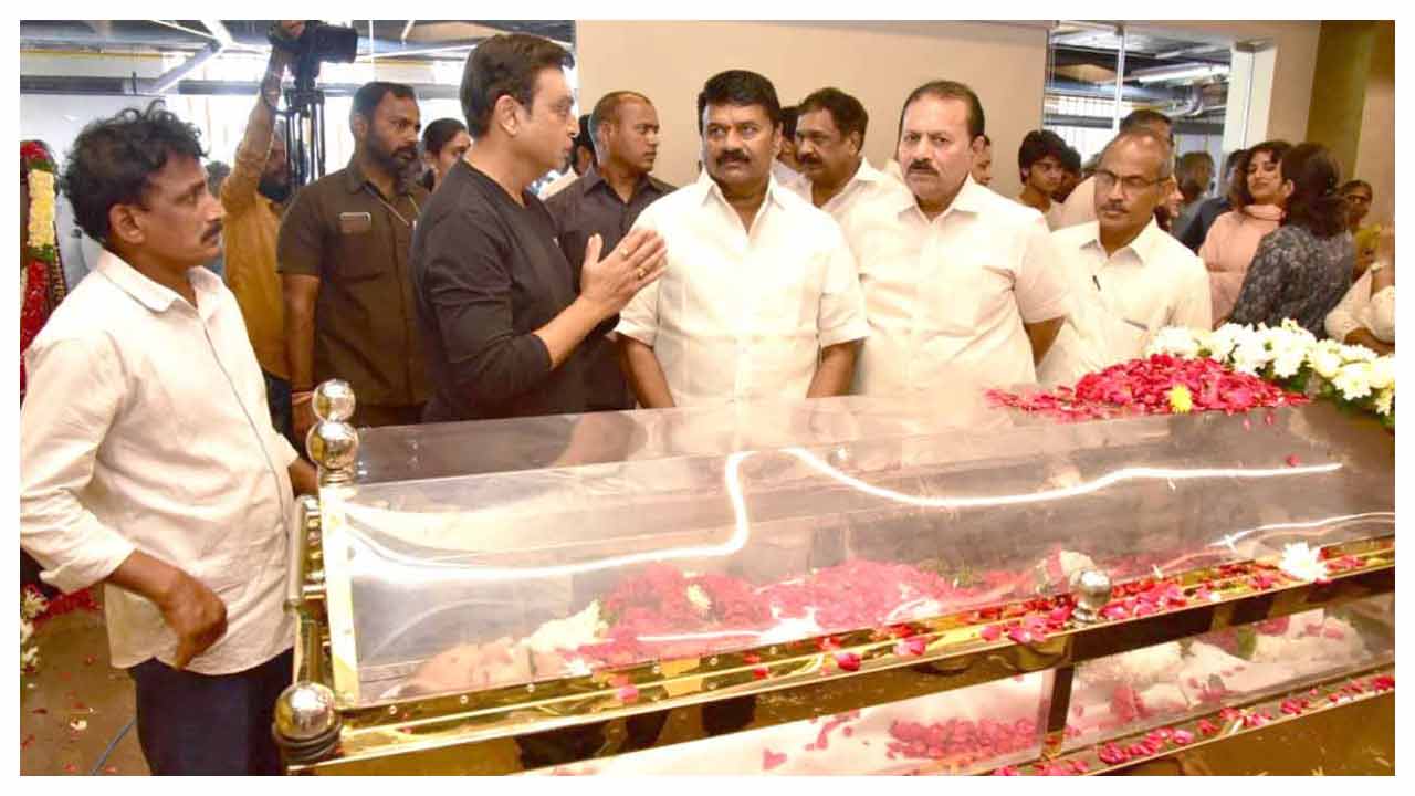 సూపర్‌స్టార్ కృష్ణకు అంతిమ నివాళులర్పించిన రాజకీయ, సినీ ప్రముఖులు.. Part 2