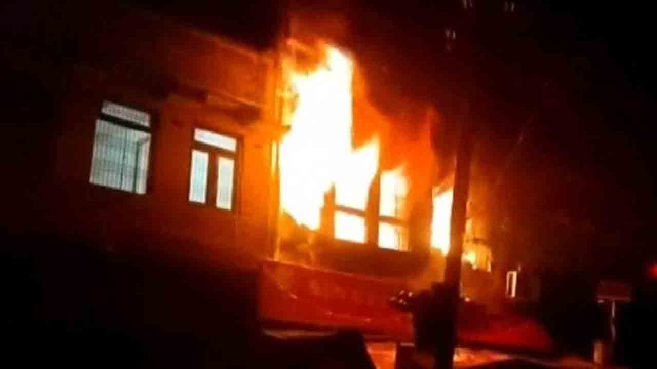 ఫర్నీచర్‌ దుకాణంలో అగ్నిప్రమాదం.. ఆరుగురు దుర్మరణం