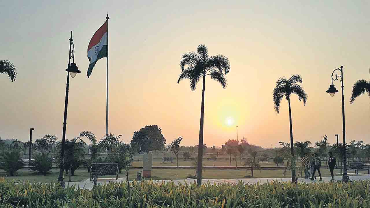 చీకట్లను చీలుస్తూ