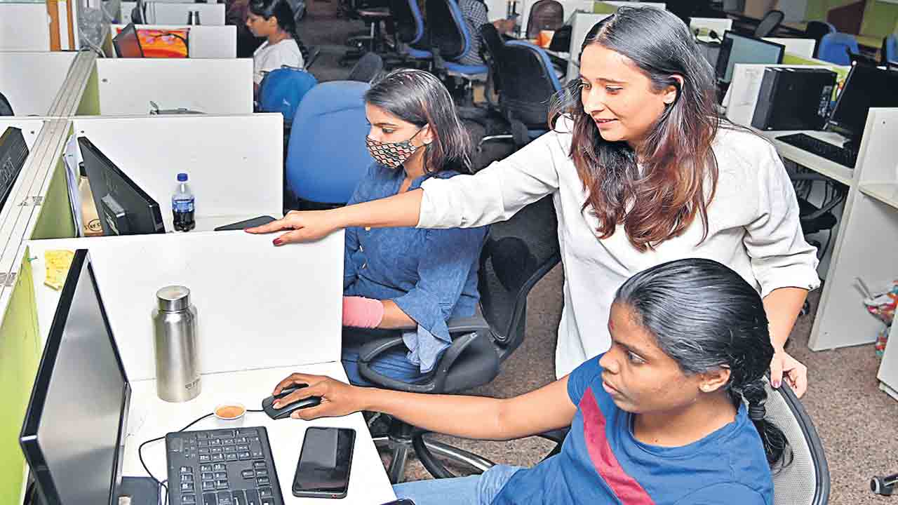 నైపుణ్యంతోనే మహిళా సాధికారత..