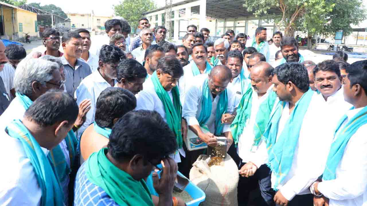 ఢిల్లీ పాలకుల కన్ను తెలంగాణపై పడ్డది : మంత్రి గంగుల