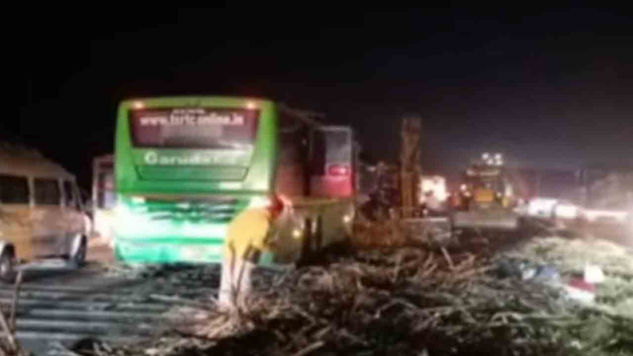 హైదరాబాద్‌-బెంగళూరు హైవేపై ప్రమాదం.. ముగ్గురు దుర్మరణం