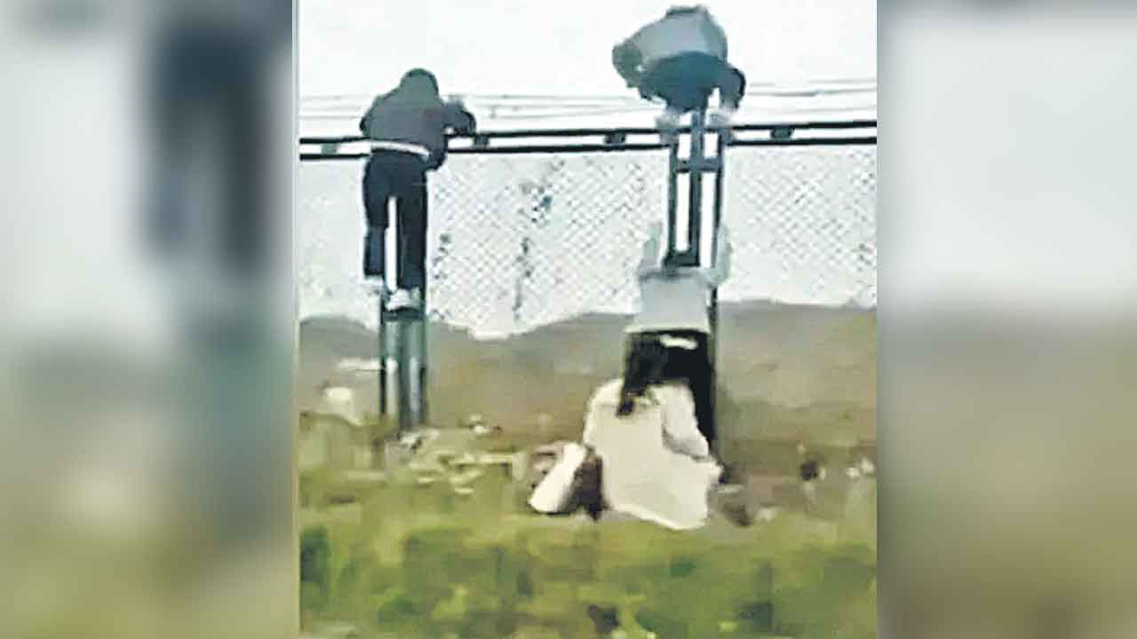 చైనాలో కంచెలు దూకి కార్మికుల పరార్‌!