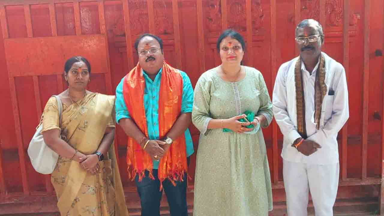 కొండగట్టు అంజన్న సన్నిధిలో నటి గీతాసింగ్‌ పూజలు