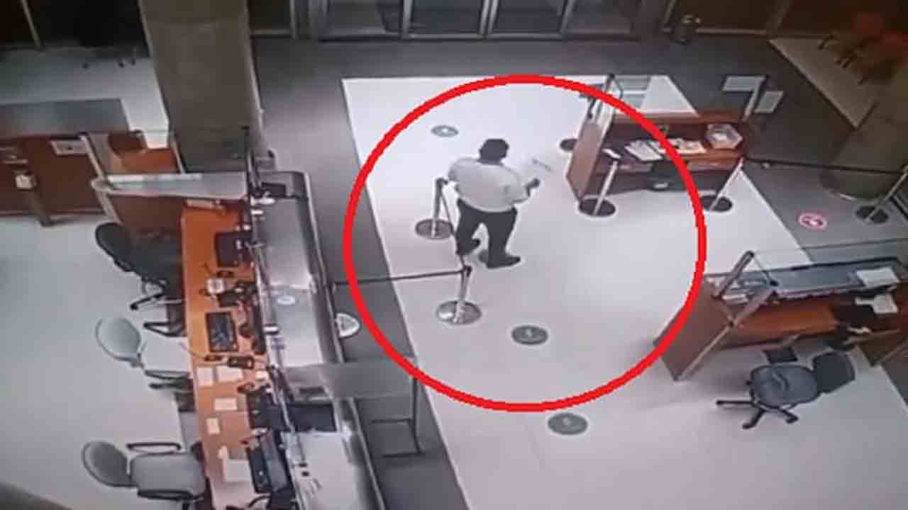 Ghost Patient | ఘోస్ట్‌ పేషెంట్‌తో సెక్యూరిటీ గార్డు ముచ్చట్లు.. వీడియో వైరల్‌..!