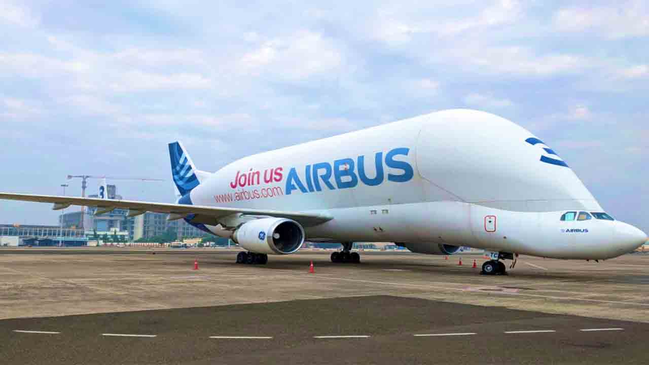 ఆకట్టుకుంటున్న అతి పెద్ద విమానం.. దేశంలో ఎక్కడ ల్యాండ్‌ అయ్యిందంటే?