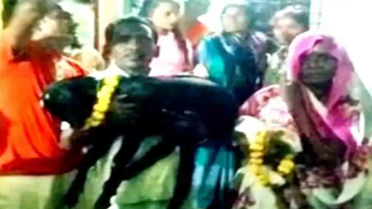 Watch: మేకలను పిల్లలుగా పెంచుతున్న జంట… ఘనంగా పుట్టిన రోజు వేడుక