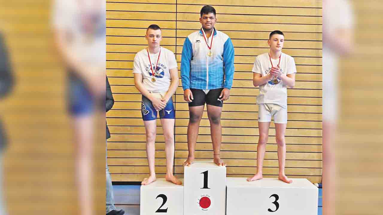 వినాయక్‌రాజ్‌సింగ్‌ పసిడి పట్టు