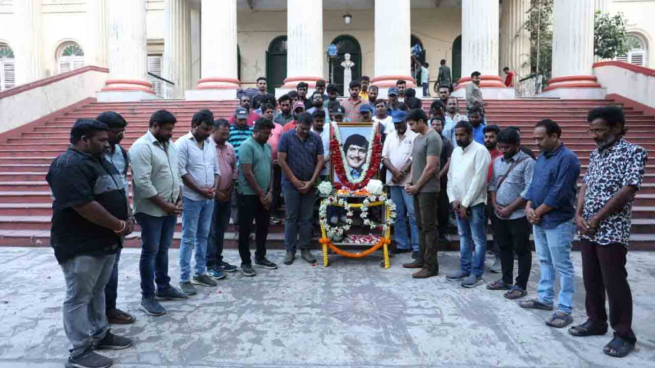Gopichand30 | కోల్‌కతాలో సూపర్‌స్టార్‌ కృష్ణకు గోపీచంద్‌ 30 టీం నివాళి