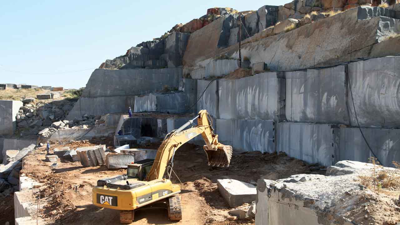 ఉపాధిపై గ్రానైట్‌ బండ!