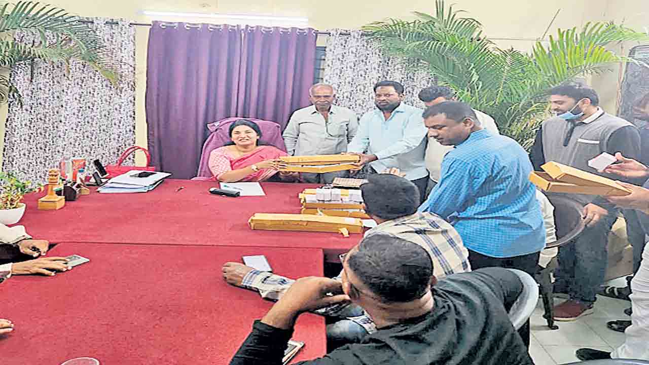 పాత పింఛన్‌ దారులకు కొత్త కార్డులు