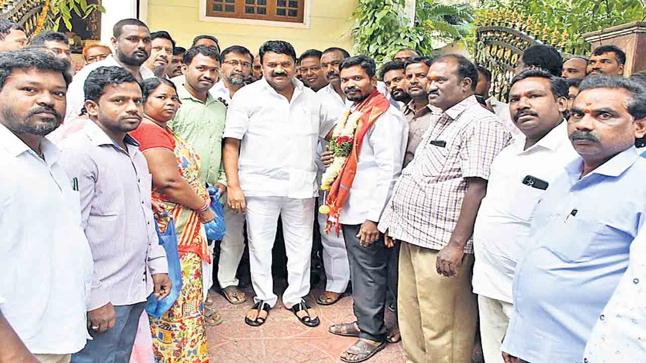 రాజకీయాలకు అతీతంగా కలిసి ఉండాలి